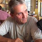 hombre brindando entrevista