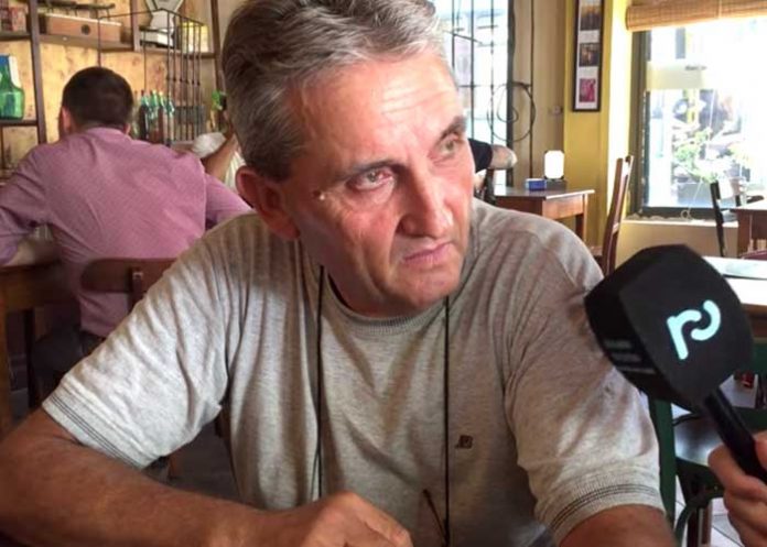 1_o9npgfP hombre brindando entrevista