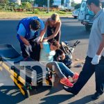 Madre e hija resultan atropelladas por taxista que se distrajo con su celular nicaragua