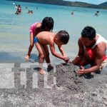 Familias se dan su chapuzón en las refrescantes aguas de Xiloá nicaragua