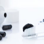 Especialistas recomiendan no lavarse los dientes con carbón estudio