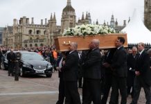 Familiares y amigos se despiden de Stephen Hawking reino unido