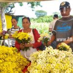Comerciantes ofrecen sus productos afuera del cementerio de Nandaime nicaragua