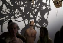 Un museo en París acepta visita de nudistas francia