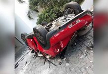 Vehículo cae desde cuarto piso y deja 3 muertos en Panamá carro rojo