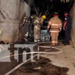 Camioneta queda hecha chatarra luego de agarrar fuego en Managua nicaragua