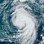 Epsilon pierde fuerza y avanza hacia el noroeste del Atlántico reporte