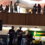 Video: Músicos tocan la canción del «Titanic» cuando un centro comercial se inundaba video