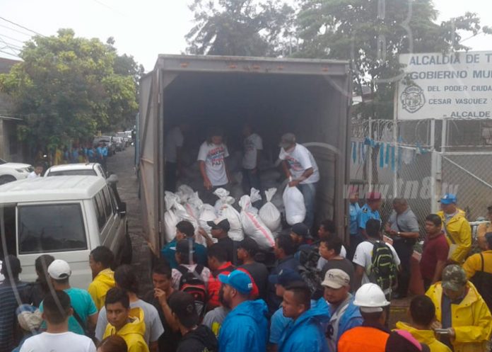 Entregan paquetes alimenticios