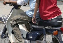 Pareja que viajaba en una moto sobrevive a un accidente india