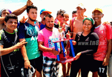 Visitantes disfrutan de la final de fútbol playa en Pochomil nicaragua