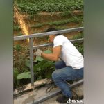 Soldó un muro y su cabeza quedó atorada (VIDEO VIRAL) video viral