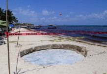Socavón sorprende a residentes y extranjeros en playa del caribe mexicano socavon