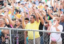 Familias participan en jornada de oración por la paz