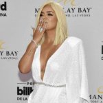 Karol G paralizó la alfombra roja de los Latin Billboard con atrevido vestido muisca