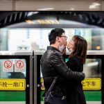 Italia: Multan a una pareja por besarse en la calle sin cubrebocas italia