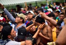 Migrantes hondureños cansados y deshidratados durante travesía a EEUU migrantes