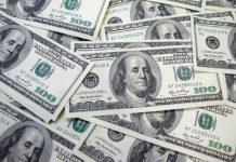 Una mujer de EE.UU. devuelve un millón de dólares que un banco le trasfirió por error mujer