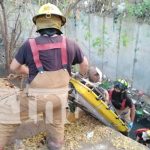 Bomberos rescatan a un anciano que se precipitó a un cauce en Managua nicaragua