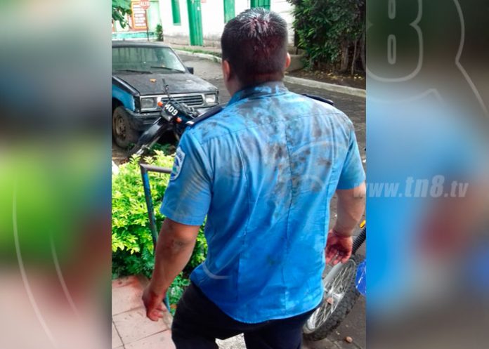 Terroristas agreden a dos policias