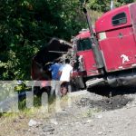 Bluefields: Rastra cargada de arena termina fuera de la vía nicaragua