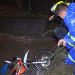 Motociclista es arrastrado por corriente y sobrevive de milagro esteli