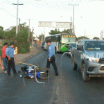 Managua: Motociclista se descuida y se va a estrellar a una Hilux nicaragua