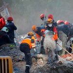Tras 65 horas bajo escombros del terremoto rescatan a dos menores en Esmirna turquia