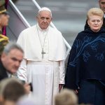 El papa pide luchar contra autoritarismo en el centenario de la independencia del Báltico lituani