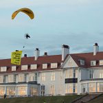 Paracaidista protesta contra Trump en zona restringida y es arrestado arrestan