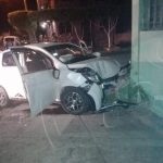 Conductor lesionado al estrellarse contra una vivienda en el sector de La Ceibita accidente de transito