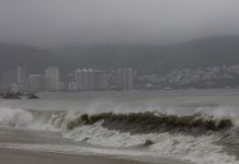 Tormenta Carlotta se enfila hacia el este de Acapulco