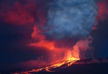 Erupciona un volcán en Galápagos y emite lava que llega al mar