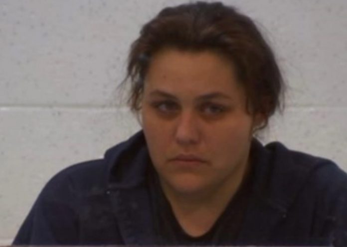 Mujer es acusada de asesinato