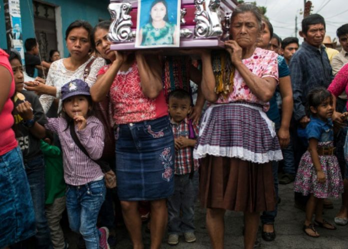 entierran a victimas