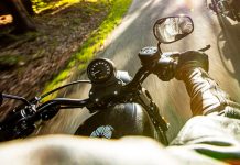 VIDEO: Ata a su hija al asiento trasero de una motocicleta para obligarla a ir a la escuela obliga ir a la escuela