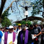Cardenal Brenes encabeza multitudinario viacrucis en La Conquista viacrucis