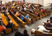 Feligreses acuden armados a la iglesia tras tiroteo de Texas texas