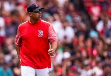 Cora recibe nuevo contrato con Medias Rojas hasta 2021