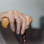 Anciana de 103 años celebra con una cerveza que se recuperó del coronavirus anciana