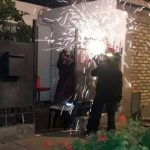 Viola restricción de acercamiento con su ex y queda incrustado en una reja argentina