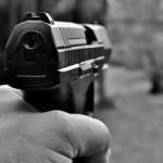 Momento en el que sujetos armados asaltan en un bar de San Salvador san salvador