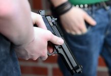 Mujer dispara en los testículos a su esposo en Florida carcel