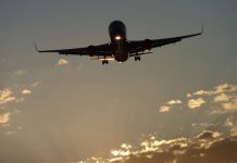 Avión sobrecargado con dinero colapsa en la pista (VIDEO) avion de negocios