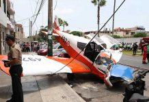 VIDEO: Un herido al estrellarse una avioneta en una calle de Lima peru