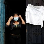 Familias salvadoreñas salen a las calles a pedir ayuda y alimentos el salvador
