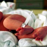 Italia: Bebé que contrajo coronavirus se recupera al lado de su familia europa