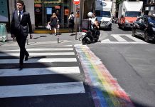 París instala pasos de cebra con los colores de la bandera gay paris