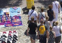 Vendedores ambulantes hieren a turista estadounidense en Barcelona barcelona