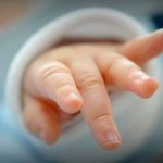 Mujer desnudó y lanzó al fuego a su bebé aduciendo que era el Anticristo chile